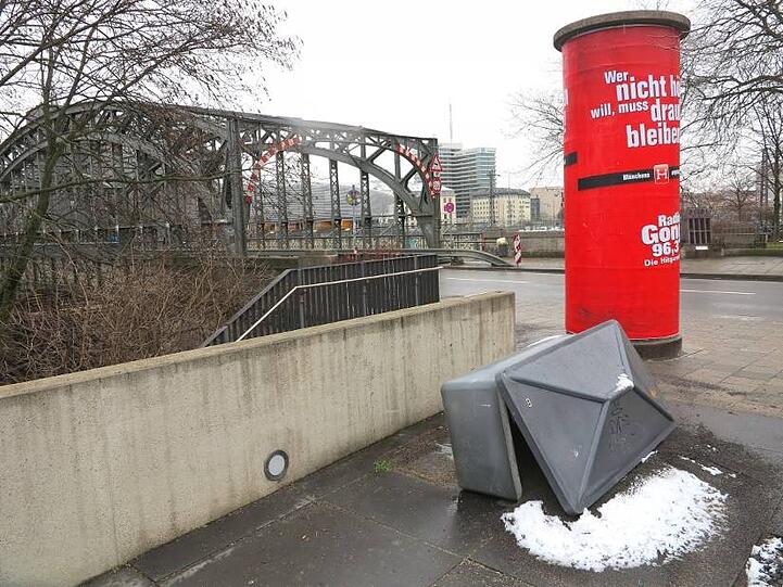 Umgekippte Streu an der Hackerbrücke.