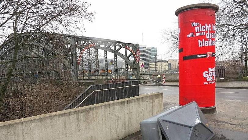 Umgekippte Streu an der Hackerbrücke. Umgekippte Streu an der Hackerbrücke.
