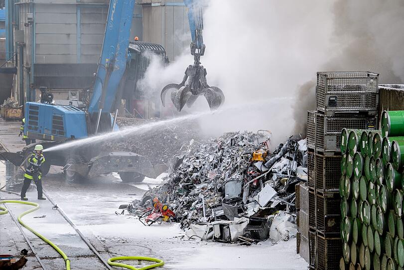 Auf dem Recyclinghof im Stadtteil Aubing-Lochhausen hat mitten in der Nacht ein Metallberg Feuer gefangen.
