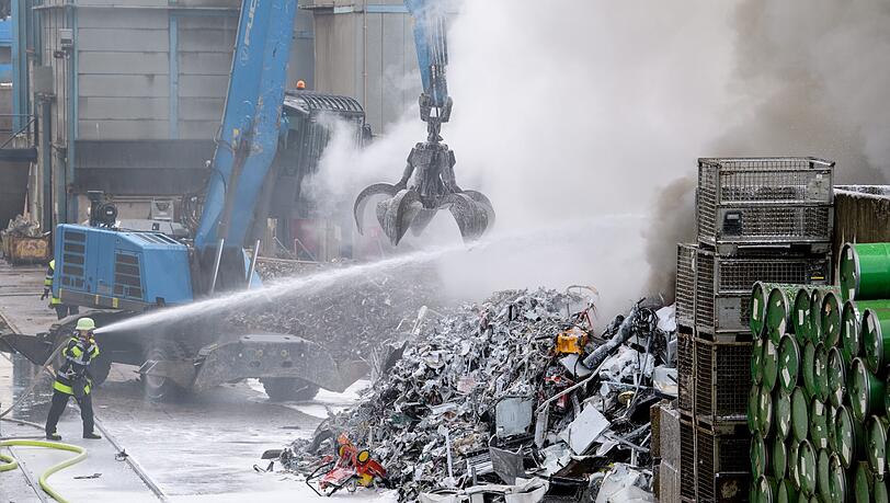 Auf dem Recyclinghof im Stadtteil Aubing-Lochhausen hat mitten in der Nacht ein Metallberg Feuer gefangen. Auf dem Recyclinghof im Stadtteil Aubing-Lochhausen hat mitten in der Nacht ein Metallberg Feuer gefangen.