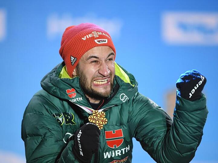 Skiskringer Markus Eisenbichler freut sich bei der Siegerehrung über seiner WM-Goldmedaille.