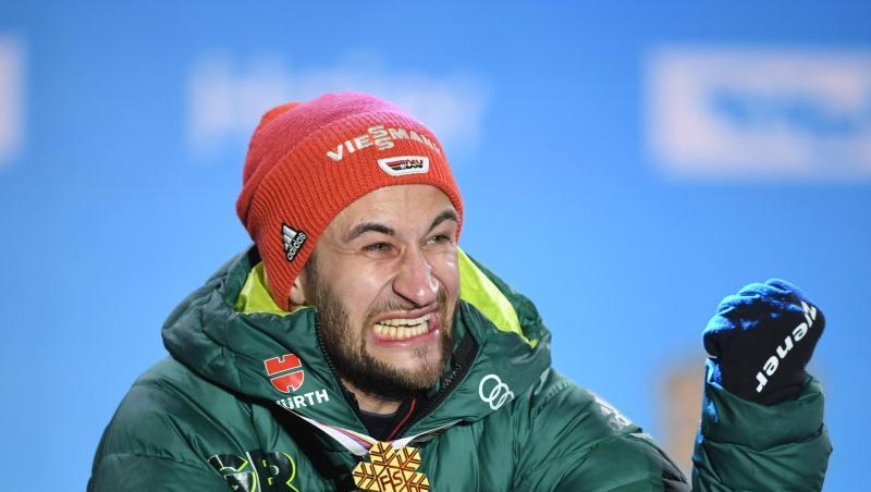 Skiskringer Markus Eisenbichler freut sich bei der Siegerehrung über seiner WM-Goldmedaille. Skiskringer Markus Eisenbichler freut sich bei der Siegerehrung über seiner WM-Goldmedaille.