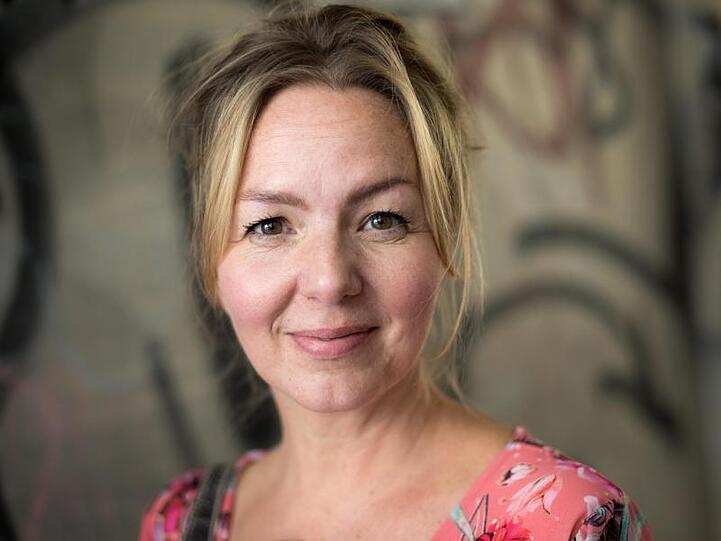 Die Schriftstellerin Simone Buchholz ist der Meinung, dass gesellschaftliche Missstände sich in Krimis besonders gut aufzeigen lassen.