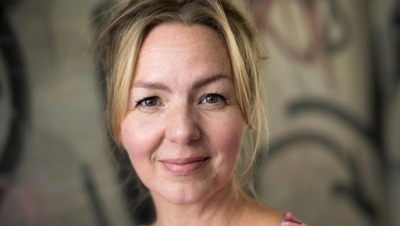 Die Schriftstellerin Simone Buchholz ist der Meinung, dass gesellschaftliche Missstände sich in Krimis besonders gut aufzeigen lassen. Die Schriftstellerin Simone Buchholz ist der Meinung, dass gesellschaftliche Missstände sich in Krimis besonders gut aufzeigen lassen.