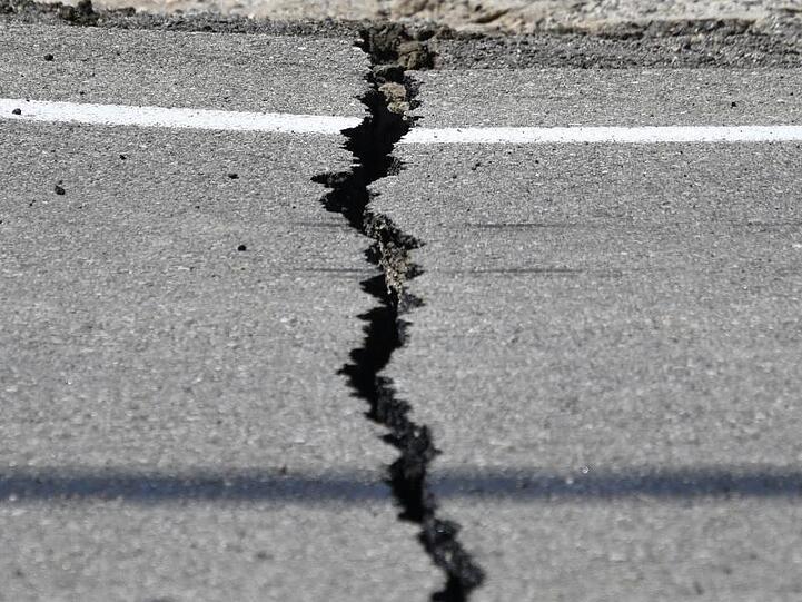 Nach dem ersten Beben am Donnerstag hat sich ein Riss in einer Straße bei Ridgecrest in Kalifornien gebildet. Am Freitag hat es ein zweites Beben der Stärke 7,1 gegeben.