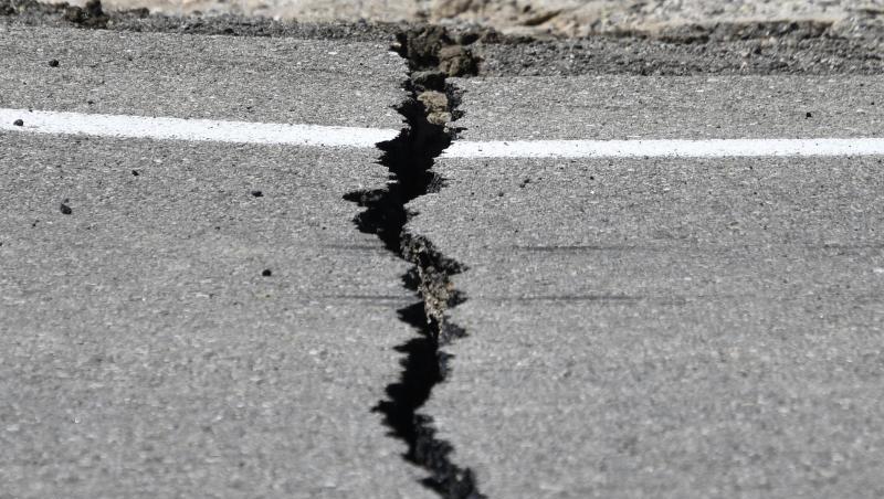 Nach dem ersten Beben am Donnerstag hat sich ein Riss in einer Straße bei Ridgecrest in Kalifornien gebildet. Am Freitag hat es ein zweites Beben der Stärke 7,1 gegeben. Nach dem ersten Beben am Donnerstag hat sich ein Riss in einer Straße bei Ridgecrest in Kalifornien gebildet. Am Freitag hat es ein zweites Beben der Stärke 7,1 gegeben.