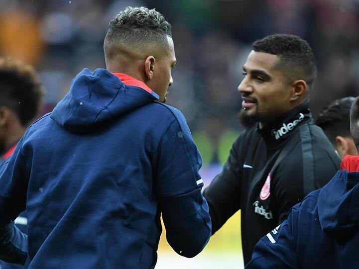Frankfurts Kevin-Prince Boateng (r) und Münchens Jérome Boateng geben sich sich vor dem Spiel die Hand. Foto: picture alliance / Arne Dedert/dpa/Archivbild