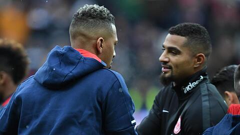 Frankfurts Kevin-Prince Boateng (r) und Münchens Jérome Boateng geben sich sich vor dem Spiel die Hand. Foto: picture alliance / Arne Dedert/dpa/Archivbild