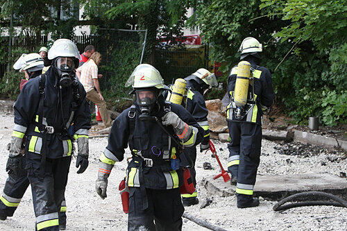Schweißtreibender Job: Feuerwehrleute in Gasmasken sicherten die Unglücksstelle ab. Alle zwanzig Minuten wurde durchgewechselt.