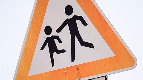 Knapp 2,2 Millionen der etwa 14,3 Millionen Kinder und Jugendlichen unter 18 fallen in die Kategorie "armutsgefährdet", weil sie etwa in Haushalten mit entsprechend geringen Einkommen leben.