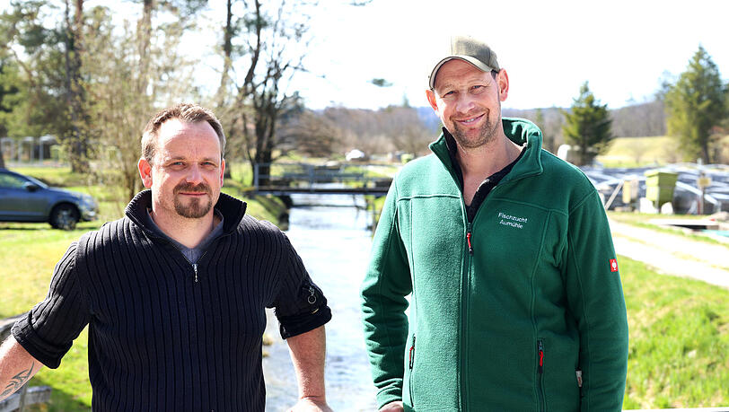 Philipp Zechmeister (r.) und Peter Kitzing arbeiten als Fischwirtschaftsmeister in der Fischzucht Aumühle. Was am Karfreitag auf dem Teller landet, ist für sie klar.