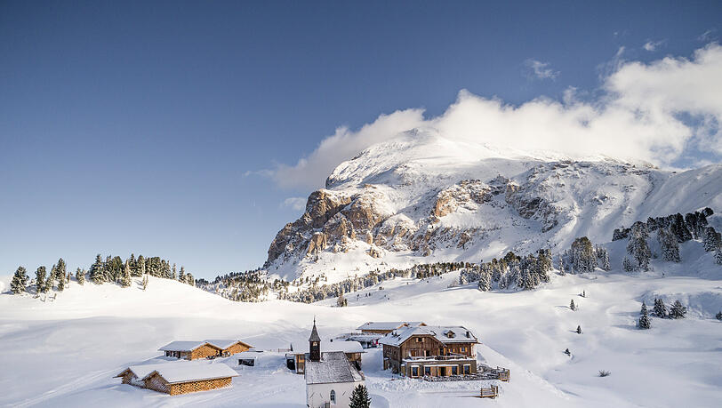 Imposante Berggipfel und mittendrin ein kleines Chaletdorf: Almhotel Zallinger. Imposante Berggipfel und mittendrin ein kleines Chaletdorf: Almhotel Zallinger.