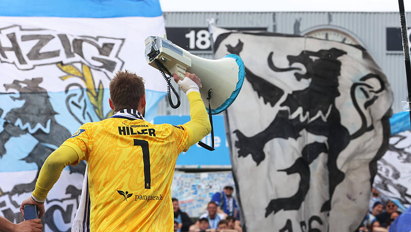 Hiller auf dem Zaun! Der Sechzig-Keeper gab nach Abpfiff den Ton am Vorsängerpodest an. Hiller auf dem Zaun! Der Sechzig-Keeper gab nach Abpfiff den Ton am Vorsängerpodest an.