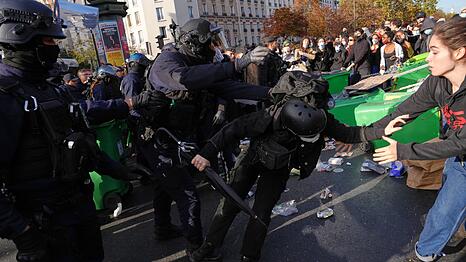 Die Polizei hat angesichts der Proteste ein Gro&szlig;aufgebot mobilisiert.