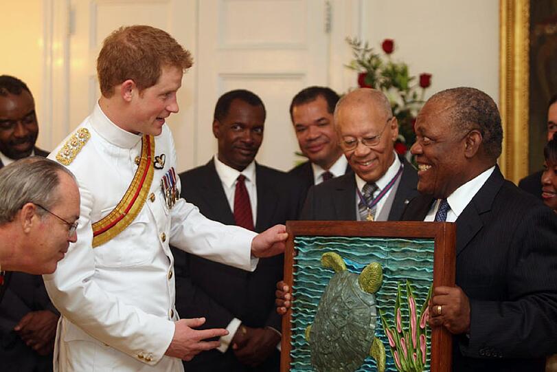Repräsentieren und Feiern im Namen der Queen: Prinz Harry bei seinem Besuch in Nassau auf den Bahamas.