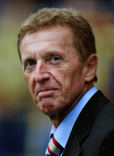 Der ehemalige Referee und Schiedsrichtersprecher Manfred Amerell ist
im Alter von 65 Jahren gestorben.