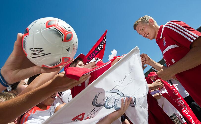 Bastian Schweinsteiger nahm sich die Zeit für Autogramme und entschied sich für einen Q 7: "der ist übersichtlich, hat viel Platz, da passt viel rein".