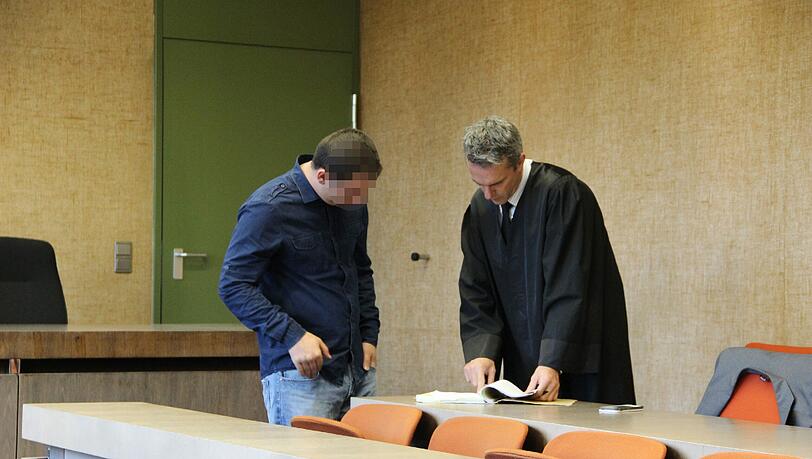 Can T. (Name geändert) mit seinem Anwalt Christian Gerber. Can T. (Name geändert) mit seinem Anwalt Christian Gerber.