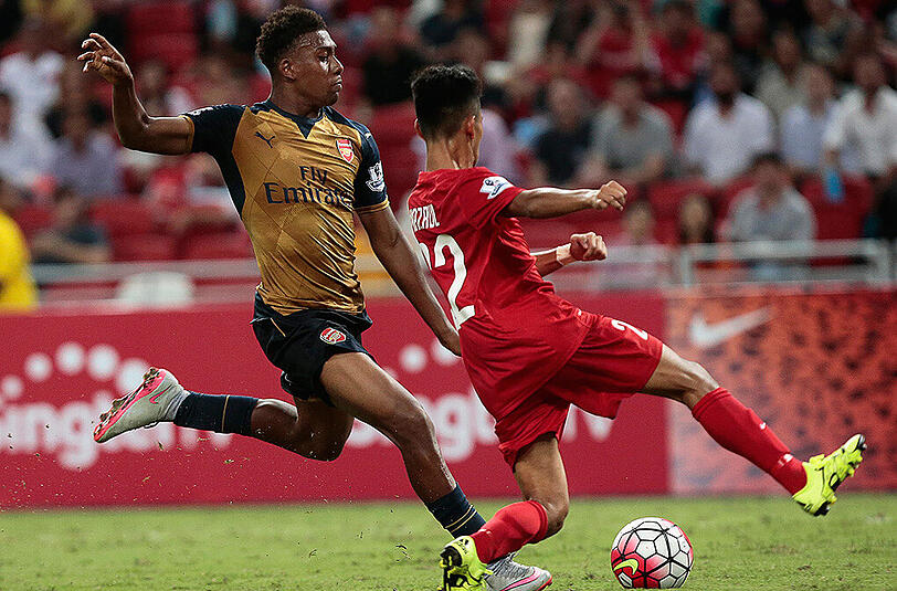 Alex Iwobi (links) - hier im Testspiel des FC Arsenal gegen eine Singapur-Auswahl - erzielte beide Tore gegen die U19 des FC Bayern.