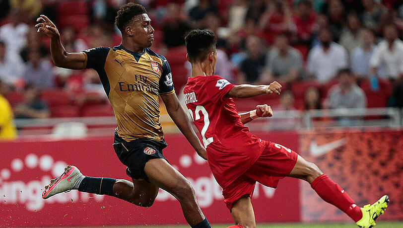 Alex Iwobi (links) - hier im Testspiel des FC Arsenal gegen eine Singapur-Auswahl - erzielte beide Tore gegen die U19 des FC Bayern. Alex Iwobi (links) - hier im Testspiel des FC Arsenal gegen eine Singapur-Auswahl - erzielte beide Tore gegen die U19 des FC Bayern.