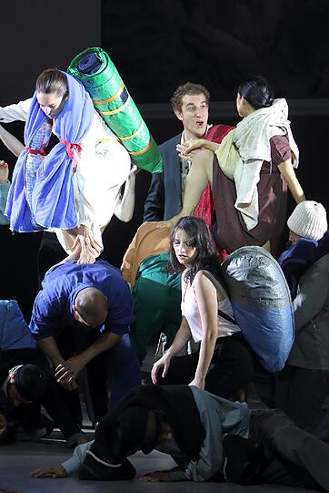 Tänzer der Compagnie Eastman des belgischen Regisseurs und Choreographen Sidi Larbi Cherkaoui in &bdquo;Les Indes galantes&ldquo; im Prinzregententheater.