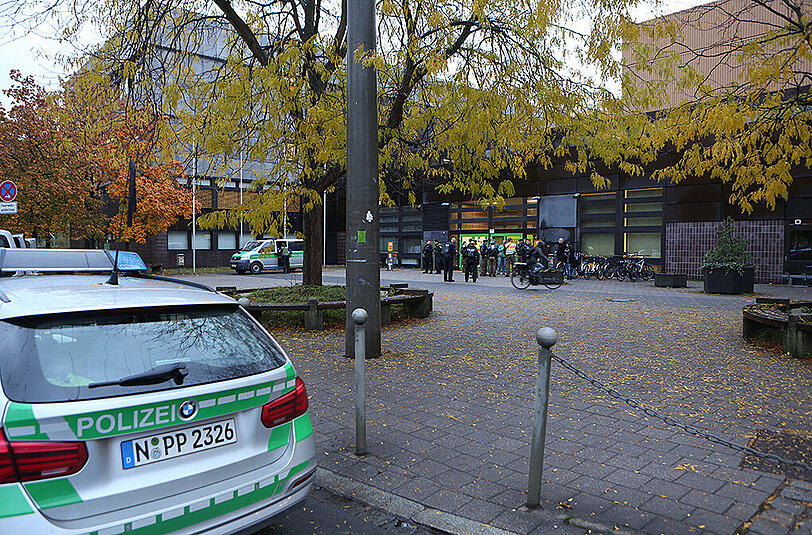 Am Dienstagmorgen haben Polizisten eine Berufsschule in Nürnberg abgeriegelt. Sie tragen Schutzwesten und sind schwer bewaffnet.
