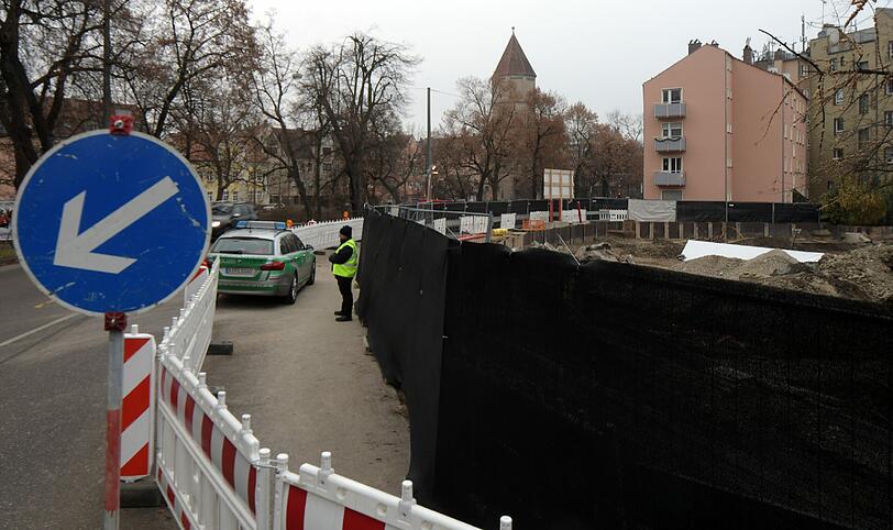 Die Baustelle in Augsburg: Hier wurde bei Erdarbeiten die rund 3,8 Tonnen schwere britische Fliegerbombe gefunden.