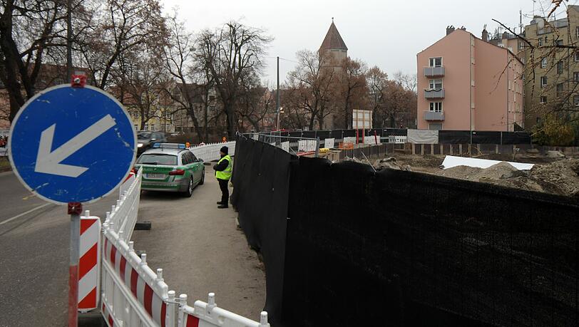 Die Baustelle in Augsburg: Hier wurde bei Erdarbeiten die rund 3,8 Tonnen schwere britische Fliegerbombe gefunden. Die Baustelle in Augsburg: Hier wurde bei Erdarbeiten die rund 3,8 Tonnen schwere britische Fliegerbombe gefunden.
