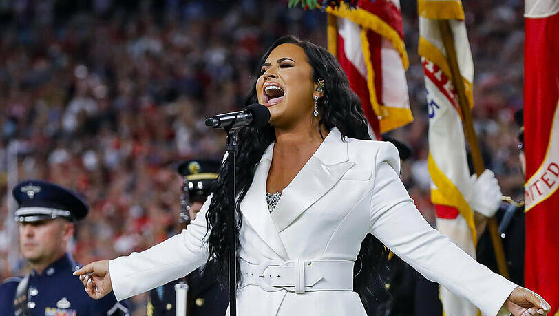 Demi Lovato singt die Nationalhymne beim Super Bowl Demi Lovato singt die Nationalhymne beim Super Bowl
