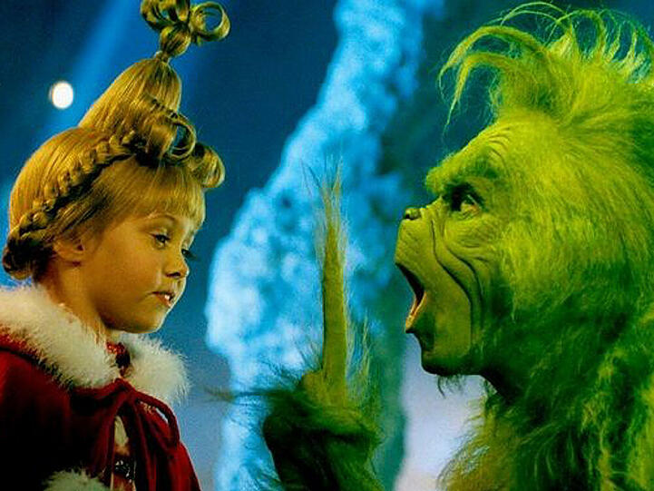 Die achtjährige Cindy Lou (Taylor Momsen) interessiert sich sehr für das merkwürdige Wesen namens Grinch (Jim Carrey) und seine Geschichte.