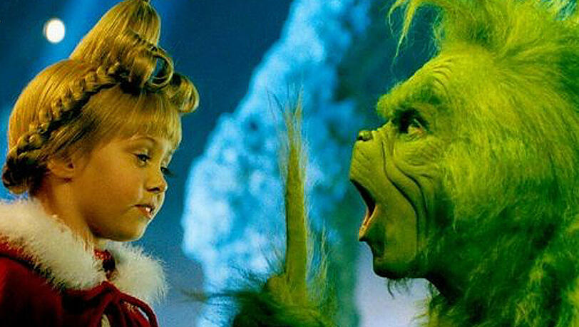 Die achtjährige Cindy Lou (Taylor Momsen) interessiert sich sehr für das merkwürdige Wesen namens Grinch (Jim Carrey) und seine Geschichte. Die achtjährige Cindy Lou (Taylor Momsen) interessiert sich sehr für das merkwürdige Wesen namens Grinch (Jim Carrey) und seine Geschichte.