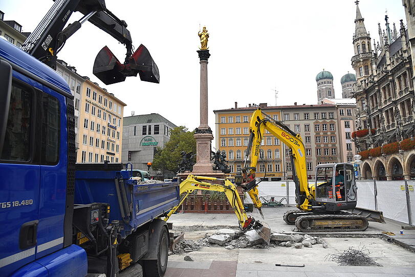 Wo sonst Touristen das Glockenspiel beobachten, steht in diesen Tagen schweres Gerät - die alten Pflastersteine werden ausgetauscht.