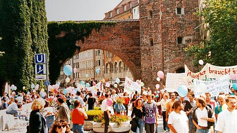 1990 ist die Innenstadt voll mit bunten Luftballons und einigen Hundert Protestlern, die vor allem die Aids-Krise umtreibt.