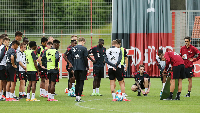 Julian Nagelsmann (r.) erklärt, die Spieler schauen gebannt zu. Eric Maxim Choupo-Moting war beim Trainingsauftakt noch nicht dabei.