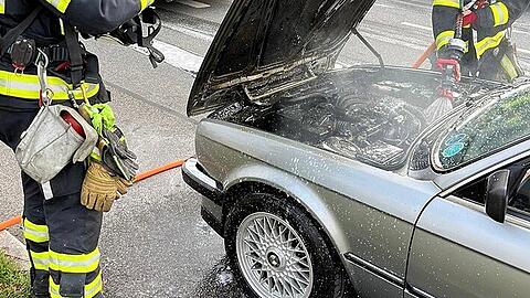 Die Einsatzkräfte der Berufsfeuerwehr löschten das Feuer schließlich komplett.