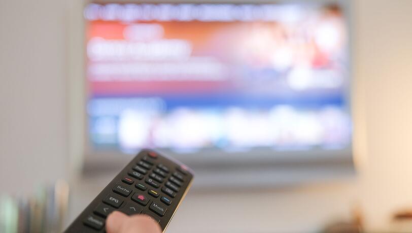 Auf dem Sofa sitzen und auf dem Fernseher herumzappen - für viele Menschen ein eingespieltes Ritual und für Vodafone jahrzehntelang ein einträgliches Geschäft.