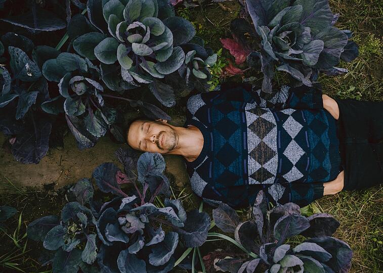 Farblich abgestimmt auf die Natur: Maxi Pongratz mal ganz entspannt. Farblich abgestimmt auf die Natur: Maxi Pongratz mal ganz entspannt.