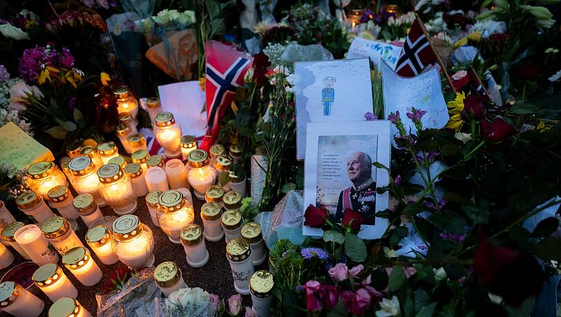 Blumen und Kerzen haben die Norweger für den beliebten König Harald V. vor dem Schloss in Oslo abgelegt. Blumen und Kerzen haben die Norweger für den beliebten König Harald V. vor dem Schloss in Oslo abgelegt.
