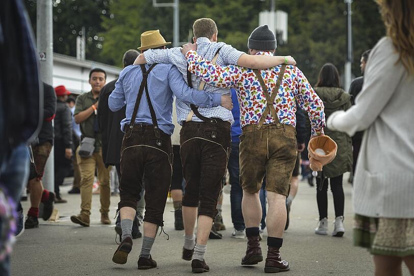 Tracht oder keine Tracht - das ist hier die Frage. Klar, zum Gesamtpaket-Oktoberfest gehört nicht nur ein leichter Rausch, das Tanzen auf Bänken und die Herz-Stände, sondern eben auch die Tracht. Und das ist auch gut so! Doch bevor Sie schnell noch eine 20-Euro-Tracht kaufen, lassen Sie es doch lieber bleiben. Auch mit Jeans und Karo-Hemd oder Bluse werden Sie ins Zelt gelassen. Tracht oder keine Tracht - das ist hier die Frage. Klar, zum Gesamtpaket-Oktoberfest gehört nicht nur ein leichter Rausch, das Tanzen auf Bänken und die Herz-Stände, sondern eben auch die Tracht. Und das ist auch gut so! Doch bevor Sie schnell noch eine 20-Euro-Tracht kaufen, lassen Sie es doch lieber bleiben. Auch mit Jeans und Karo-Hemd oder Bluse werden Sie ins Zelt gelassen.