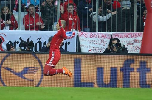 "Dann hebt er ab und völlig losgelöst...." - Arjen Robben jubelt nach seinem Tor zum 1:0 für den FC Bayern gegen Eintracht Braunschweig.