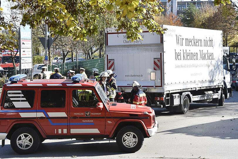 Schon wieder wurde ein Radler von einem Lkw beim Abbiegen erfasst. Die Bilder vom Einsatz!