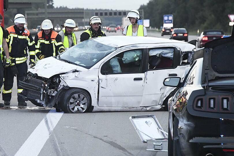 Der hochmotorisierte Mustang rammt den Fiat einfach von der Fahrspur.