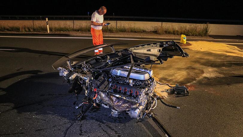 Ein 26-jähriger Fahrer starb bei einem Horrorcrash auf der A3 Richtung Aschaffenburg.