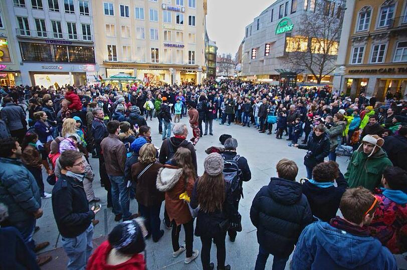 Die Münchner lauschen der Freiluft-Probe.