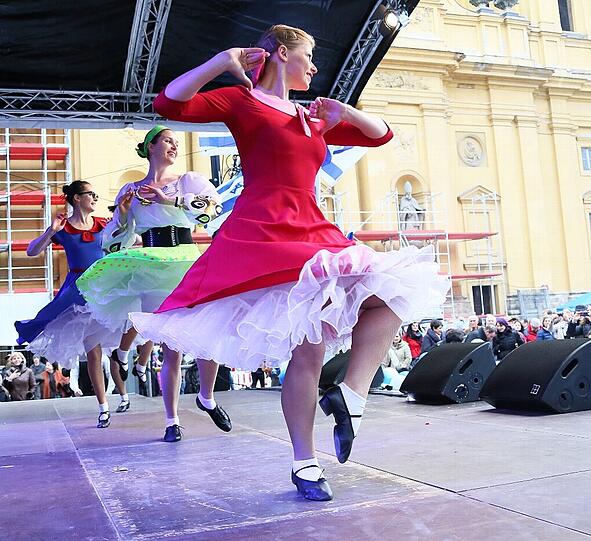 Mit vielen Tanzdarbietungen und Live-Musik wurde vergangenen Woche auf dem Odeonsplatz der Israeltag gefeiert. Die Bilder...