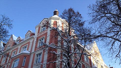 An der Johann-von-Werth-Straße in Neuhausen stehen prächtige Jugendstilhäuser. Das rote Haus gibt's gleich zweimal ...