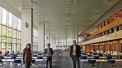 Bernd Sibler (Mitte), Generaldirektor Klaus Ceynova und seine Stellvertreterin Dorothea Sommer im Lesesaal der Staatsbibliothek.
