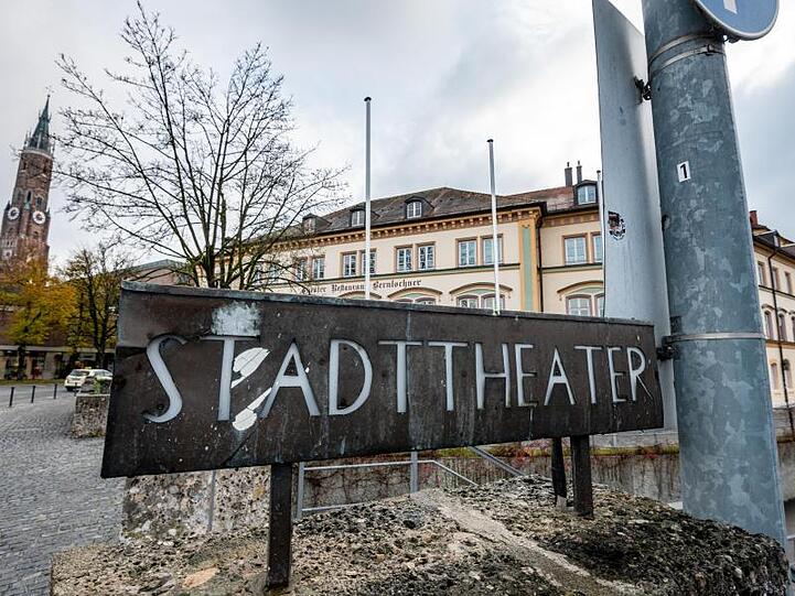 Ein Schild mit der Aufschrift &bdquo;Stadttheater&ldquo; steht vor dem sanierungsbedürftigen Gebäude. Foto: Armin Weigel/dpa/Archivbild