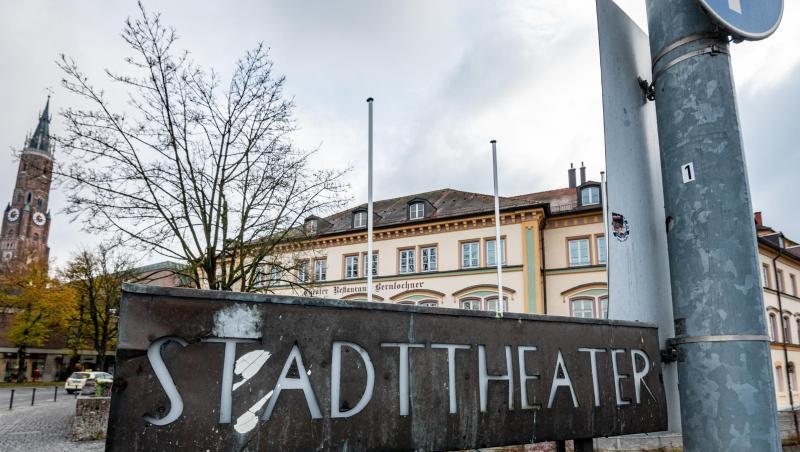 Ein Schild mit der Aufschrift &bdquo;Stadttheater&ldquo; steht vor dem sanierungsbedürftigen Gebäude. Foto: Armin Weigel/dpa/Archivbild