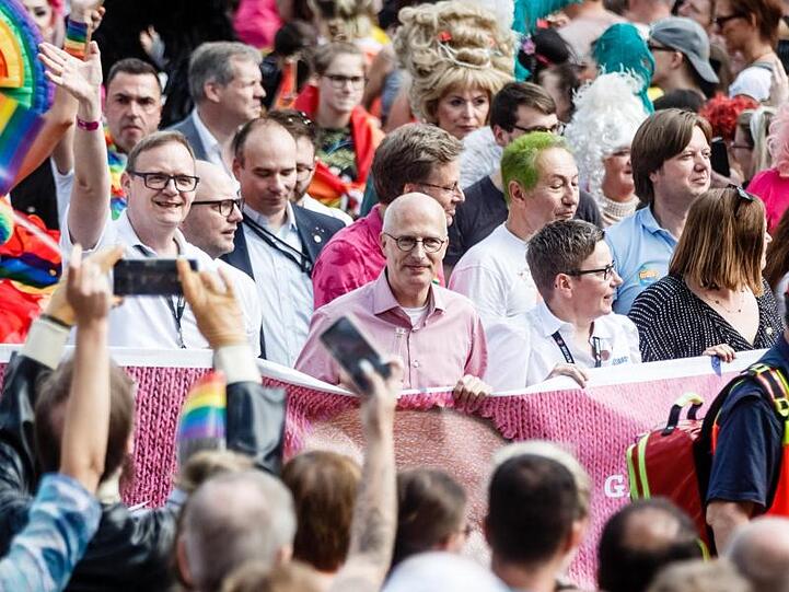 Auch Hamburgs Erster Bürgermeister Peter Tschentscher (M) war bei der Parade dabei.